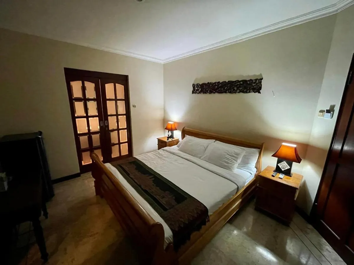 Villa Layang Bulan A Homey Guesthouse For Men Near The Beach In North Kuta デンパサール ベッド・アンド・ブレックファスト