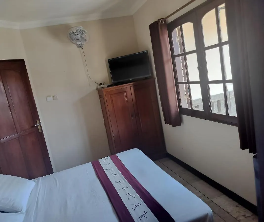 Villa Layang Bulan A Homey Guesthouse For Men Near The Beach In North Kuta デンパサール ベッド・アンド・ブレックファスト