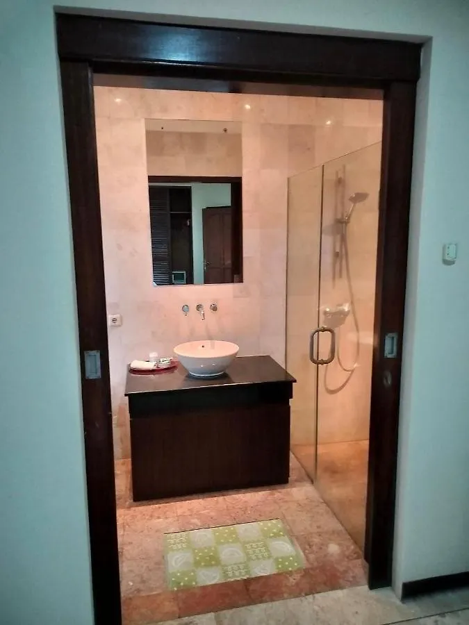 Villa Layang Bulan A Homey Guesthouse For Men Near The Beach In North Kuta デンパサール ベッド・アンド・ブレックファスト