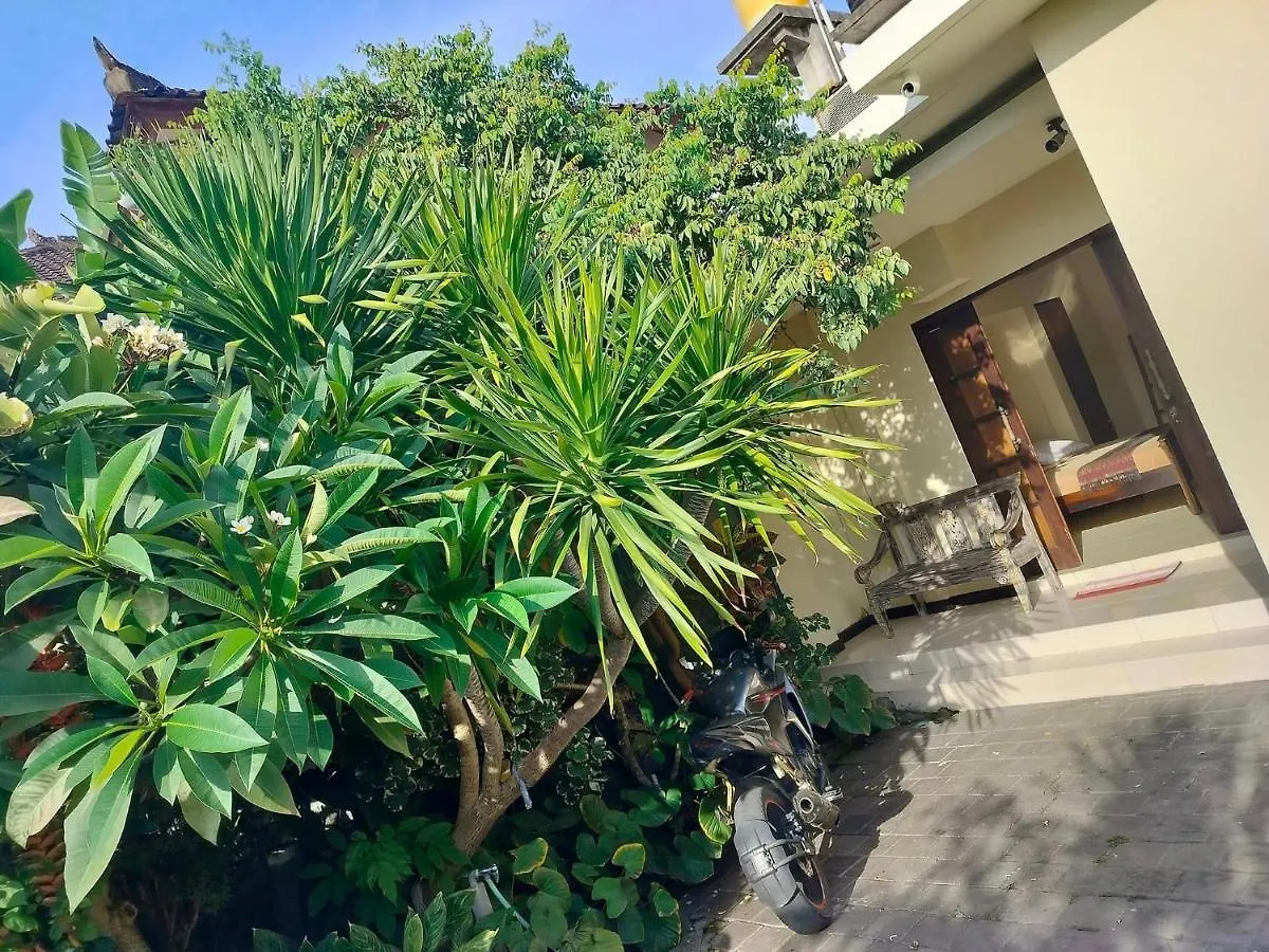 Villa Layang Bulan A Homey Guesthouse For Men Near The Beach In North Kuta デンパサール